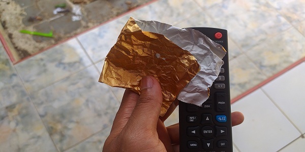 memperbaiki remote terkena air