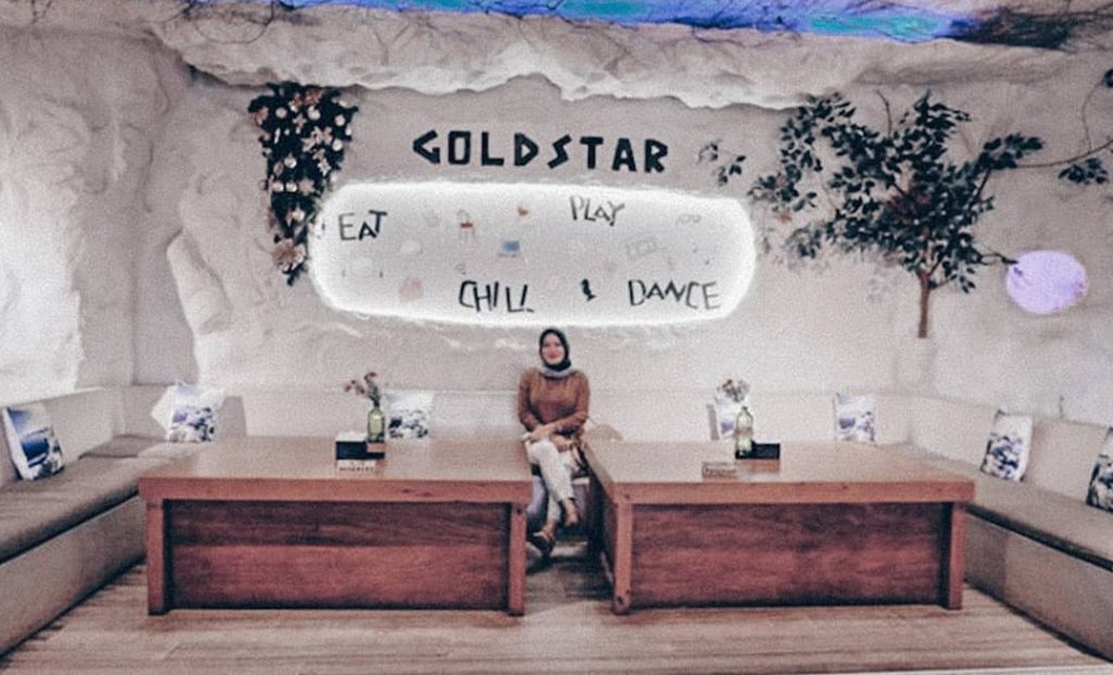 Rekomendasi Tempat Makan Bandung Murah dan Enak Goldstar 360 Cafe