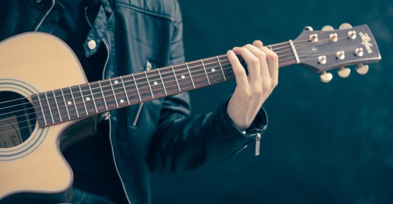 Cara bermain gitar dengan cepat